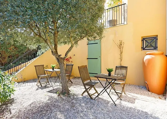 Studio au calme, avec terrasse et parking à Eze village